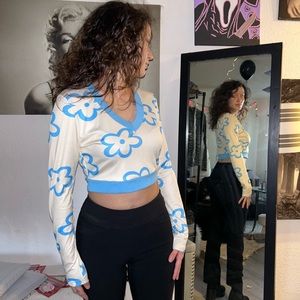 Flower long sleeve crop top. Size M